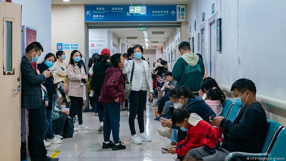 In recent days, media agencies have  posted videos of hospitals in northern China, crowded with parents and children awaiting check-ups (photo: DW)