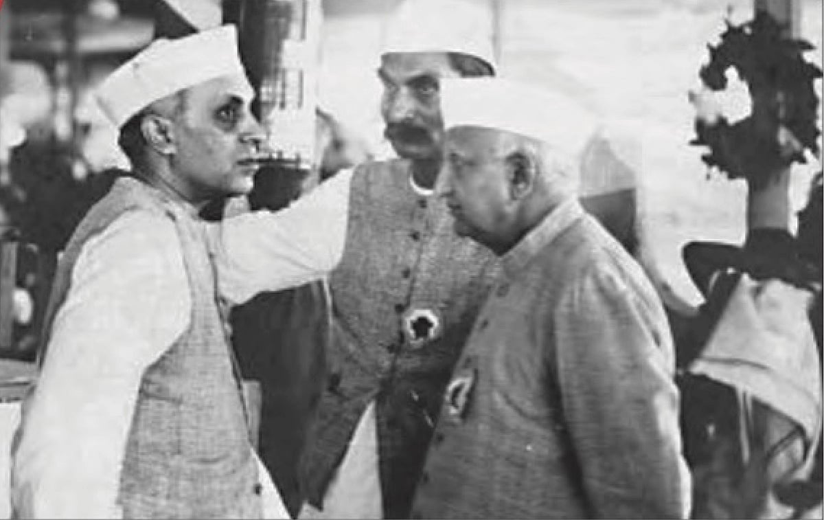1936: Nehru (left) confers with other leaders (right) at the Faizpur session of the Congress, near Jalgaon, hailed as the party's first
‘rural’ session (photo: National Herald archives)
