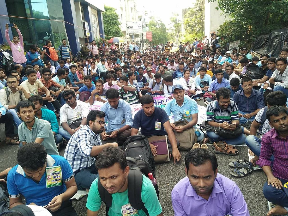 Aspiring teachers stage a sit-in protest in Kolkata (photo: @tapaspramanikES/X)