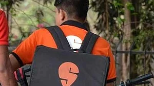 Zomato, Swiggy roll out higher incentives ahead of New Year’s Eve amid gig workers’ strike call