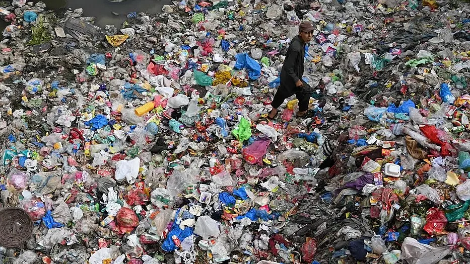 Pakistan generates approximately 49.6 million tonnes of solid waste a year (photo: Farooq Naeem/AFP via DW)