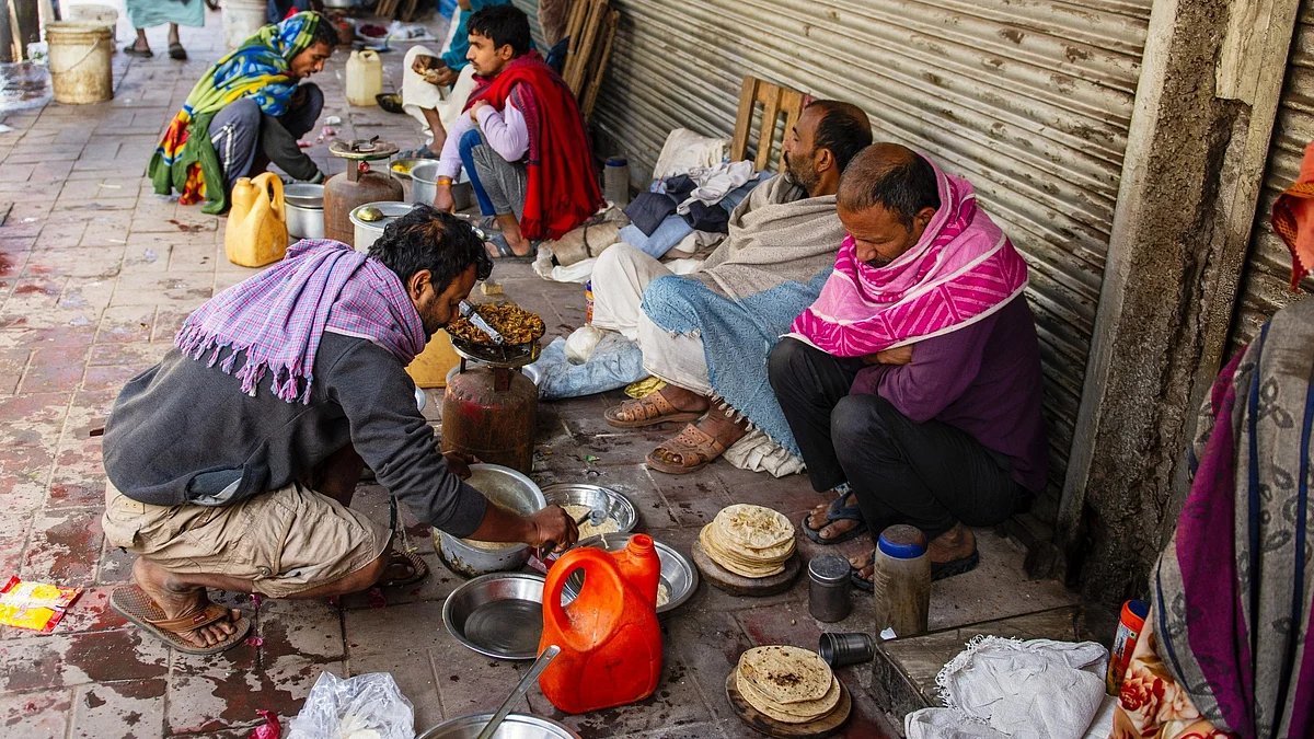 Daily wage labourers in Delhi (photo: National Herald archives) 