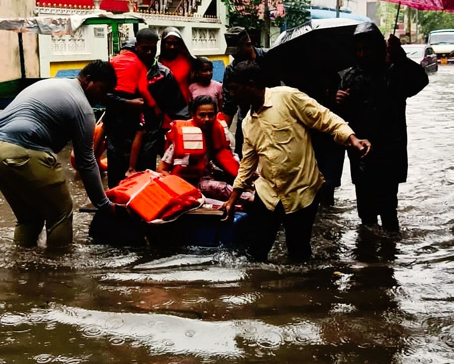 A Chennai Police team rescues stranded residents (photo: @chennaipolice_/X)