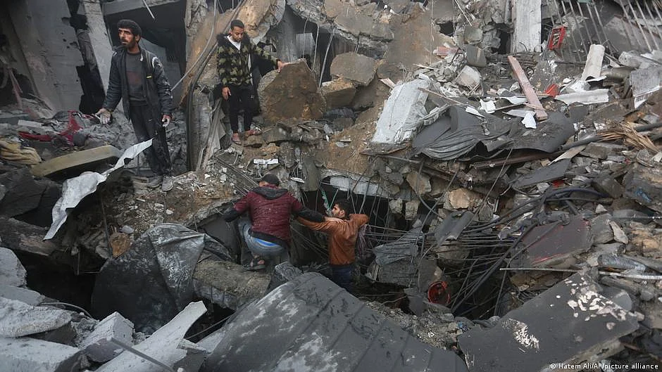 Over 17,000 Palestinians have been killed due to Israel's military campaign, according to the Hamas-run health authorities in Gaza. (photo: DW)