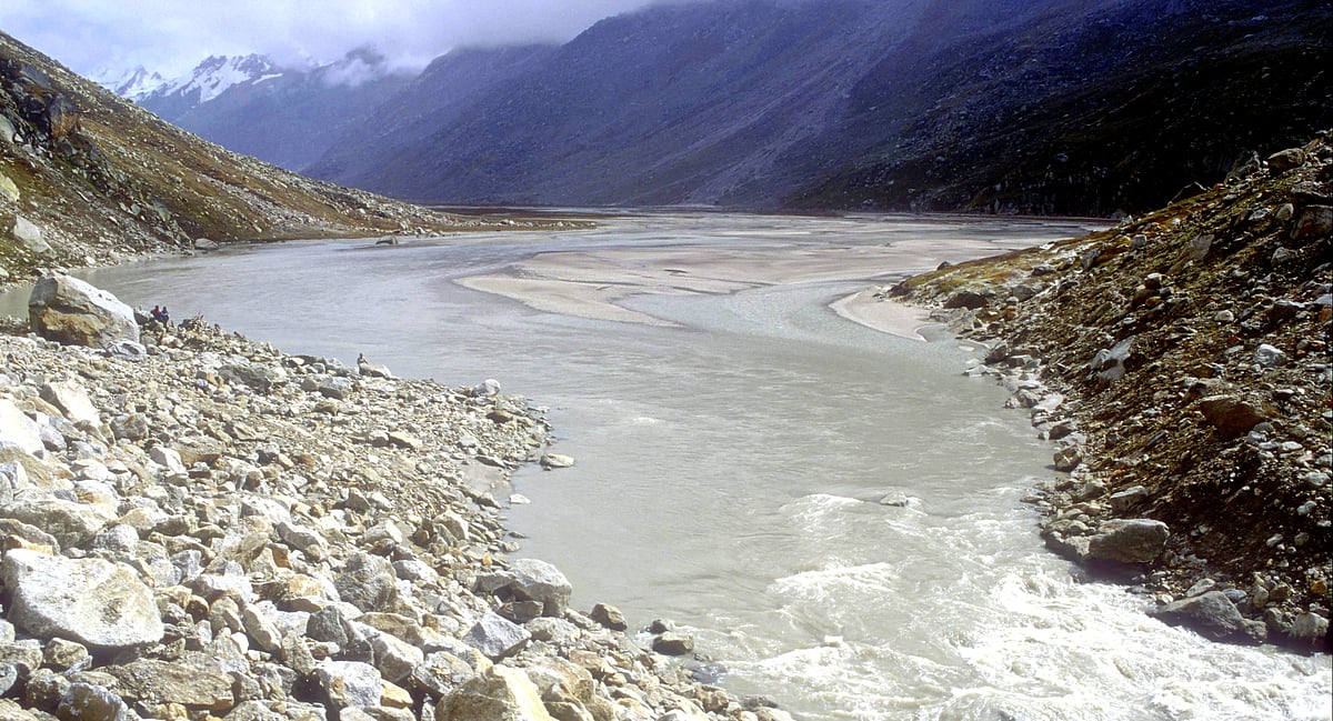 The infant Parbati exiting Mantalai lake