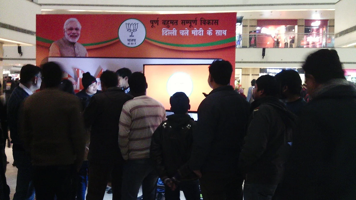 All selfie points needed to be geo-tagged and a dedicated app was proposed to enable people to upload the selfies (photo: @SELFIEwithMODI/X)