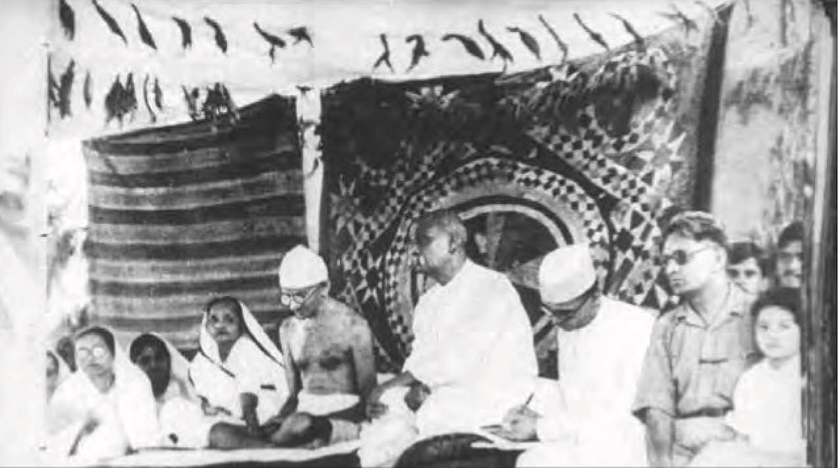 1928: The Bardoli satyagraha, led by Gandhi and Sardar Vallabhbhai Patel (seated left to right in the centre of the dais, flanked by their followers, women to the left and men to the right; a child is seen in the far right corner) (photo: National Herald archives) 