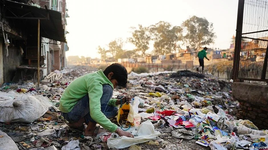Representative image of a child collecting e-waste (photo: DW)