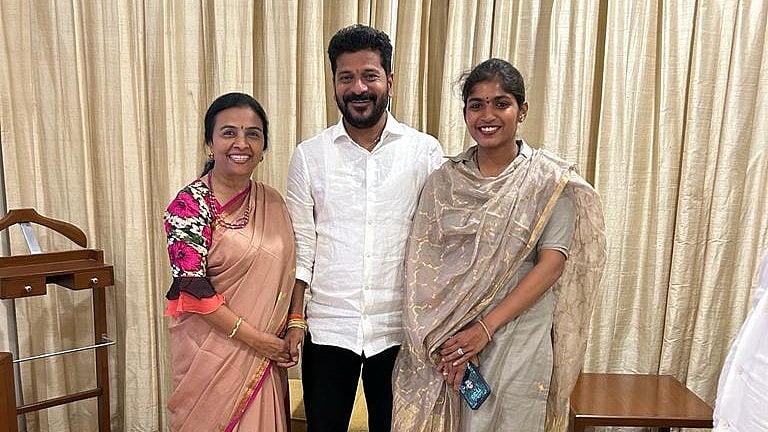Mamidala Yeshaswini Reddy (right) with mother-in-law Jhansi Reddy and CM Revanth Reddy (photo: @YJR_INC/X)