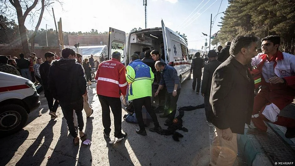 Medics treat the injured at the site of two blasts near the grave of late  general Qassem Soleimani, in the deadliest attack on Iranian soil in decades (photo: DW)