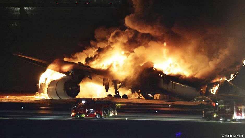 How did 379 people survive the Japan Airlines fireball?