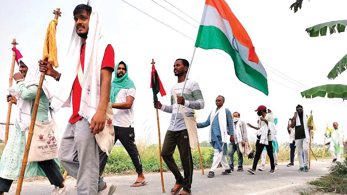 A distinguishing feature of the ‘Dhai Aakhar Prem’ yatra is that the routes have symbolic meaning, as do the gamchhas worn by the participants (photo: Nasiruddin)