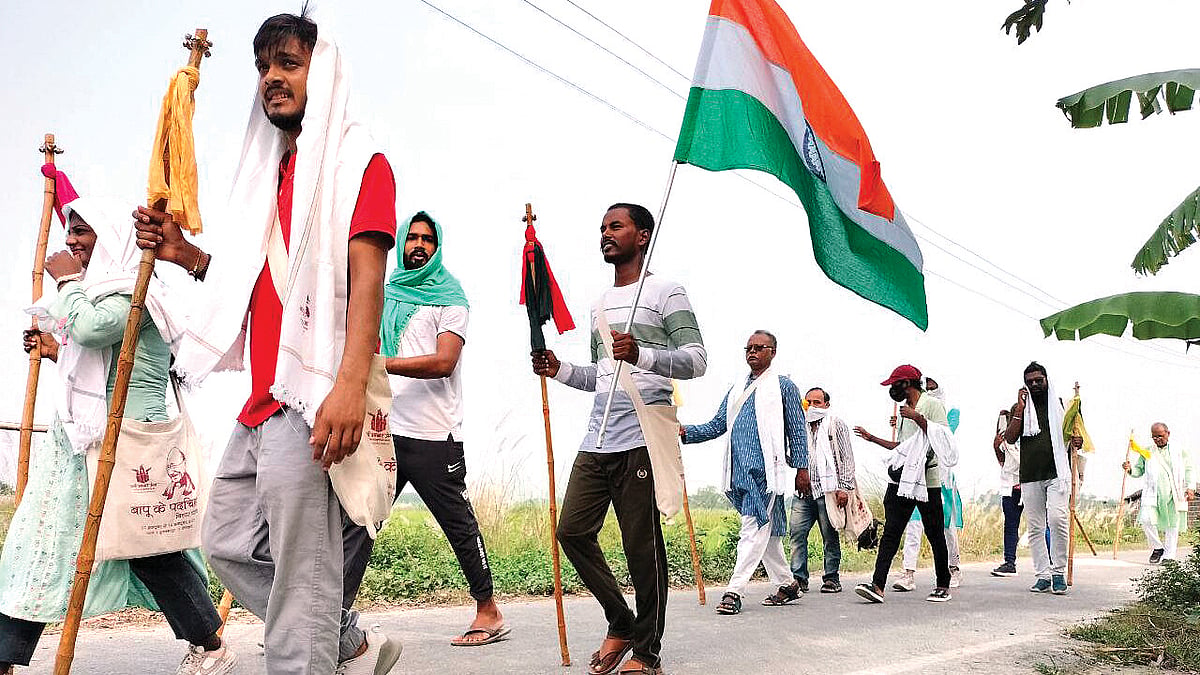 A distinguishing feature of the ‘Dhai Aakhar Prem’ yatra is that the routes have symbolic meaning, as do the gamchhas worn by the participants (photo: Nasiruddin)