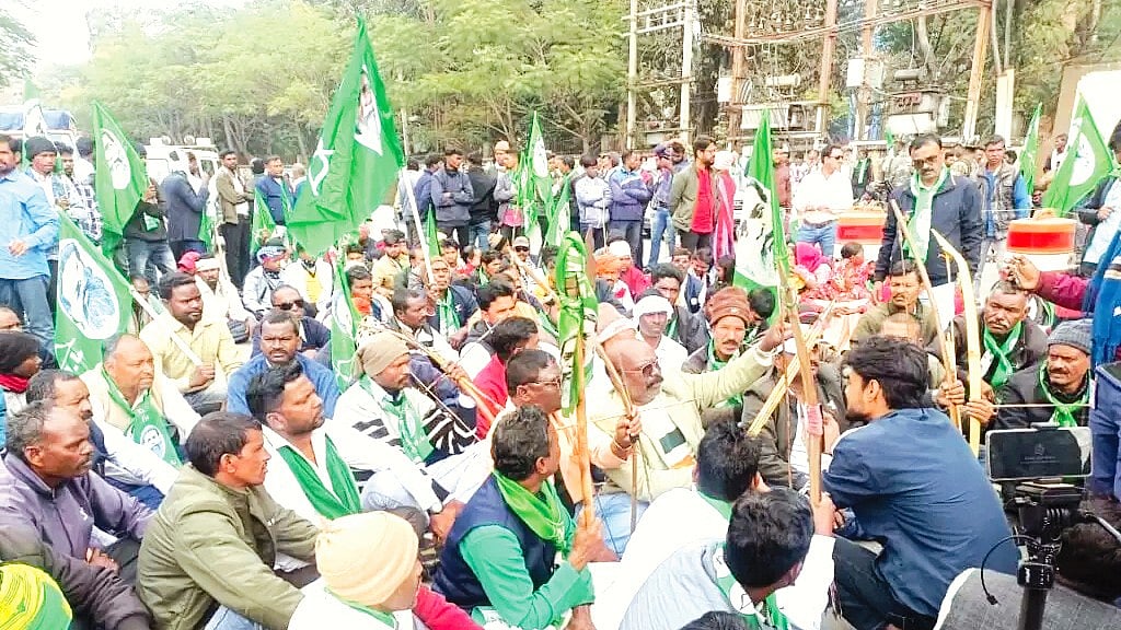 JMM supporters camping outside Soren's residence