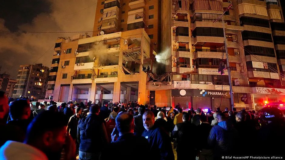 Crowds gathered outside the apartment building in Beirut; targeted by what was alleged to be an Israeli drone earlier this week. (photo: DW)