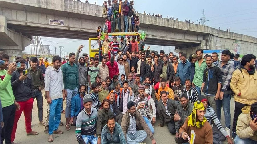 Thousands of truckers have been protesting against the new Motor Vehicles Act, causing major disruptions on highways. (photo: @amsoz/X)