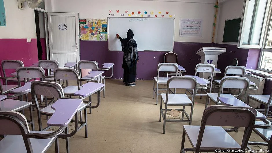Older generations remember the Taliban’s previous rule, when they largely confined women to their homes and banned television and music. (photo: DW)