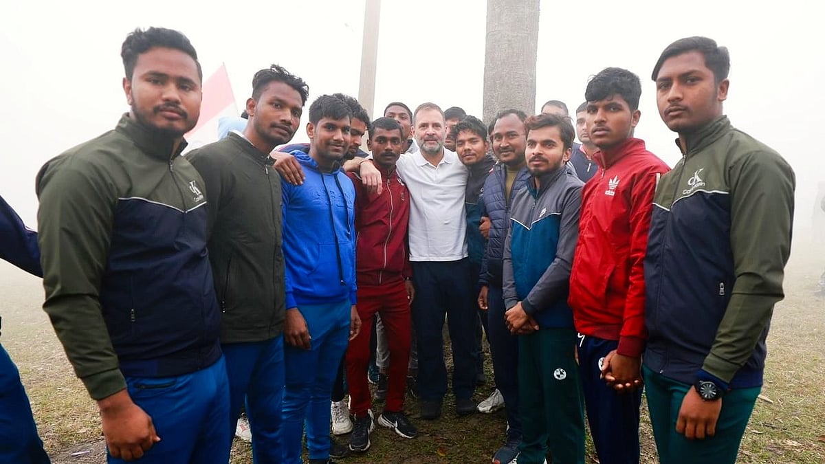 Rahul Gandhi with Agniveer aspirants in Katihar, Bihar (photo: @INCIndia/X)