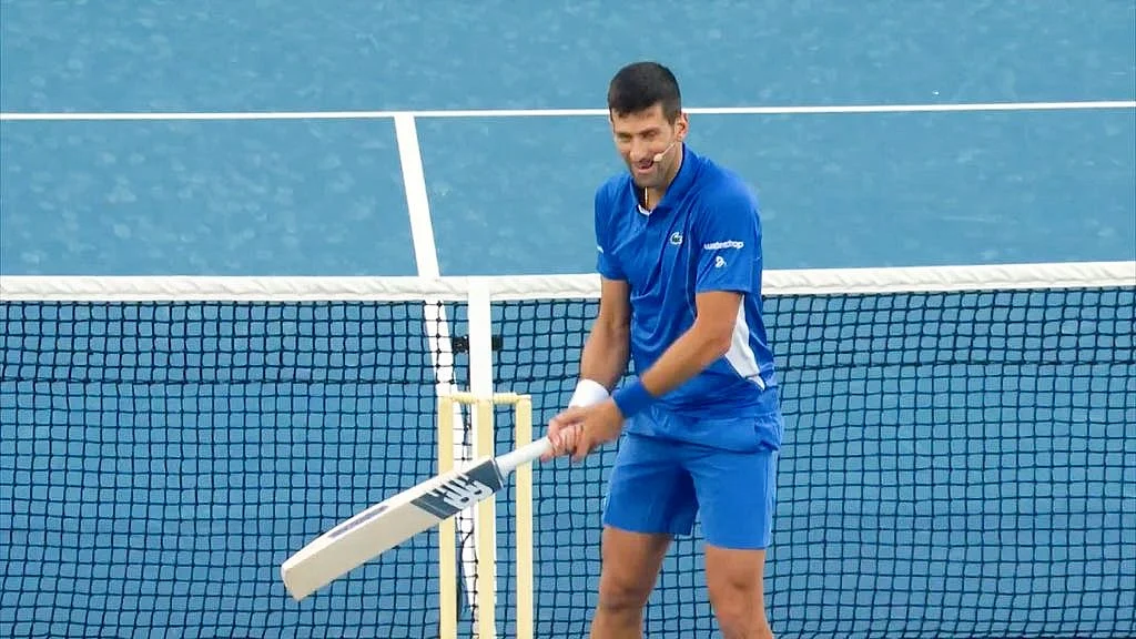Djokovic tries his hand at cricket in a charity event against Steve Smith ahead of the Australian Open (photo: Australian Open/X)