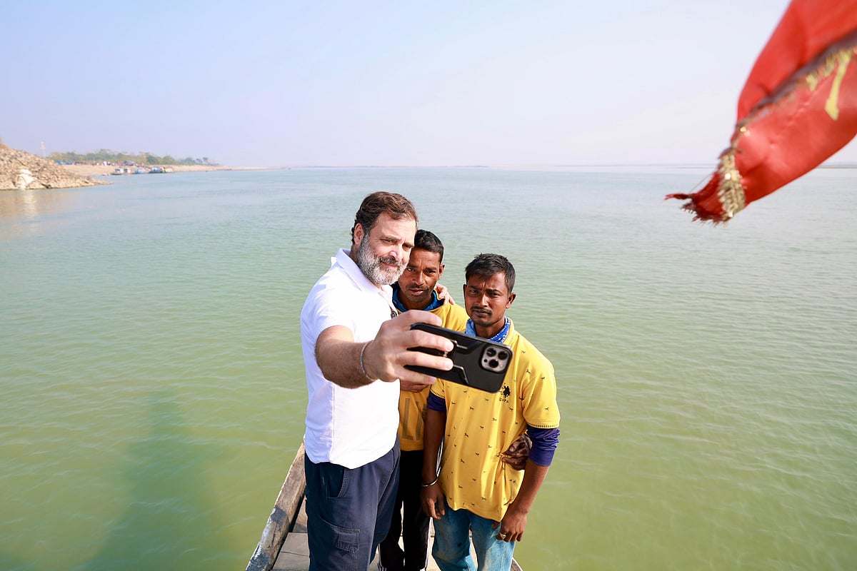 Rahul Gandhi clicking a selfie with those who accompanied him on the boat ride across the Brahmaputra (photo: www.bharatjodonyayyatra.com)