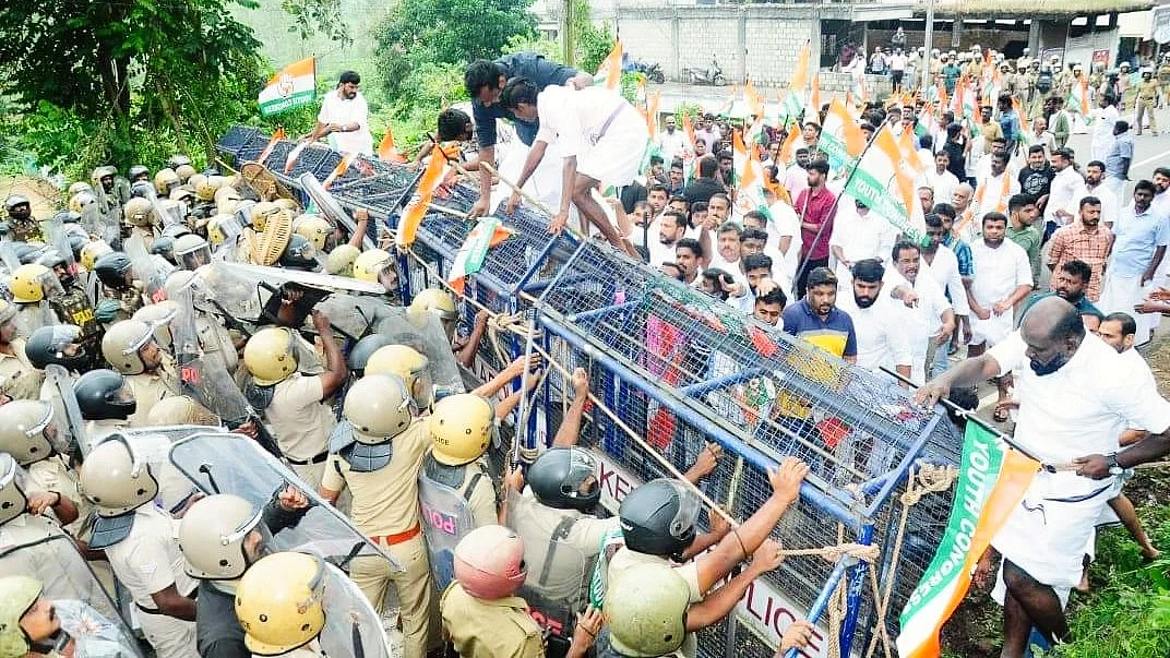 The Congress protest in Thiruvananthapuram which led to charges against the Youth Congress chief (photo: @srinivasiyc/X)