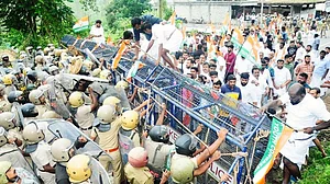 Kerala: Congress accuses police of influencing medical officer to send Youth Congress chief to jail