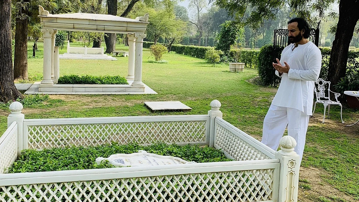Saif Ali Khan at his father Mansoor Ali Khan Pataudi's grave (photo: SKJ) 