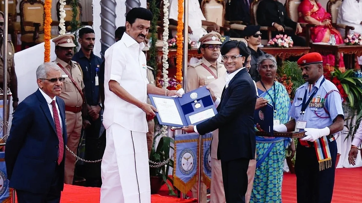 Zubair (right) "stopped the spread of rumours against Tamil Nadu and acted to prevent violence caused by caste, religion, race and language", a govt statement said (photo: @zoo_bear/X)