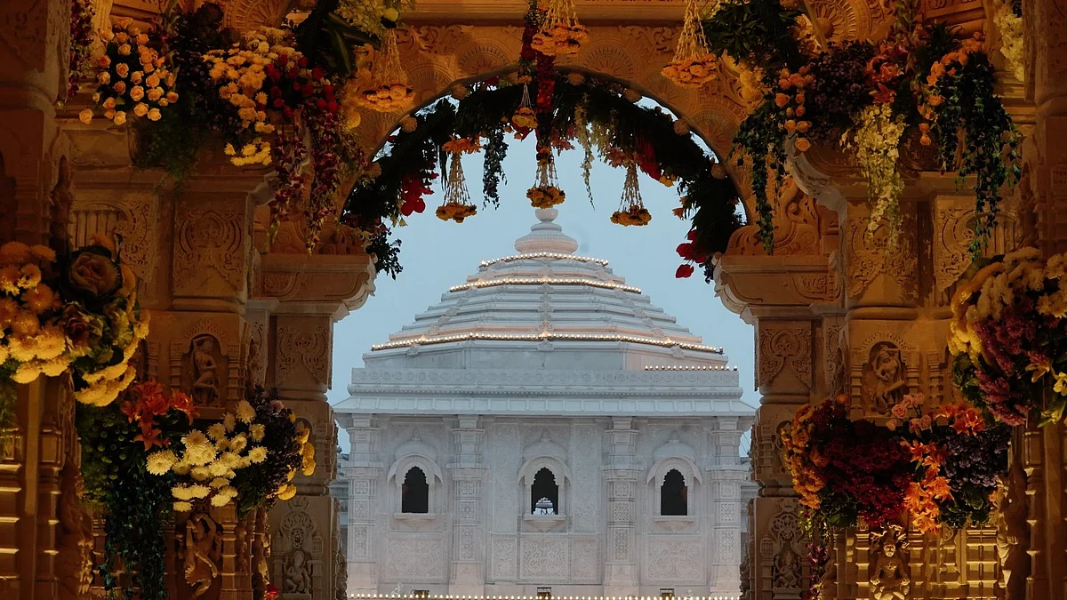 A gigantic film set? (photo: @ShriRamTeerth/X)