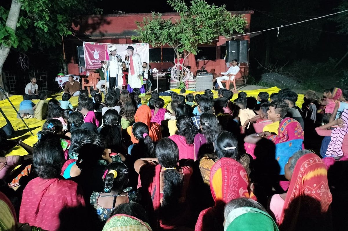 An evening performance from the Bihar Jattha leg of the tour (photo: Nasiruddin)