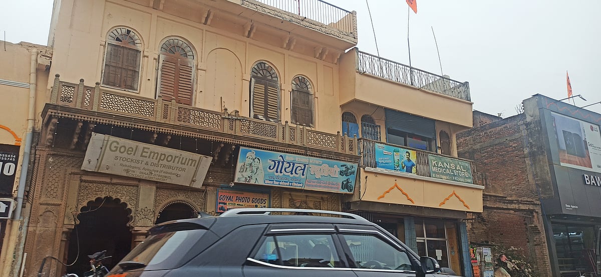 Many houses now no longer have facades or balconies