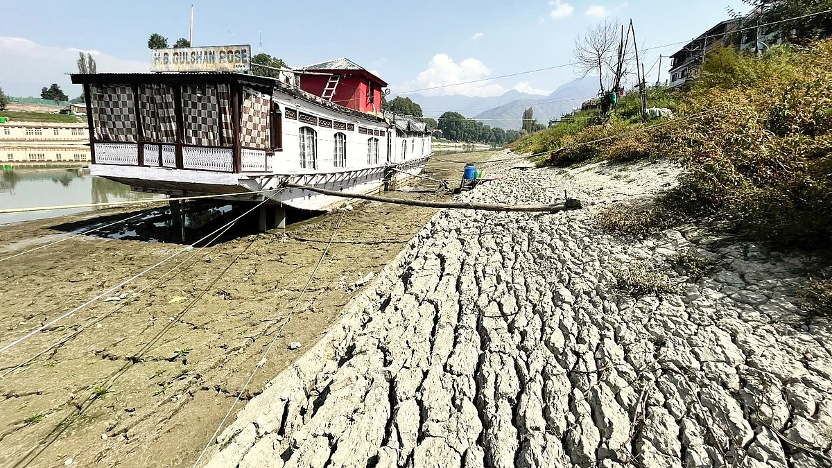 A houseboat on the river Jhelum 
is stranded as water levels 
dip to a 70-year low (photo: Green Stories/ Raashid Andrabi)