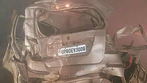 A damaged vehicle on the smoggy Yamuna Expressway on 27 January 2024 (photo: IANS)
