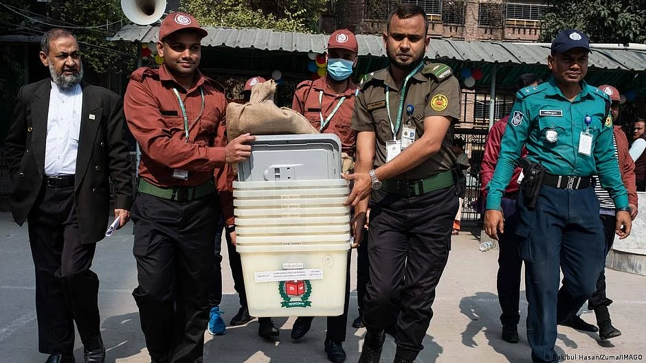Polling booth security and officials on 7 January in Dhaka, Bangladesh (photo: DW)