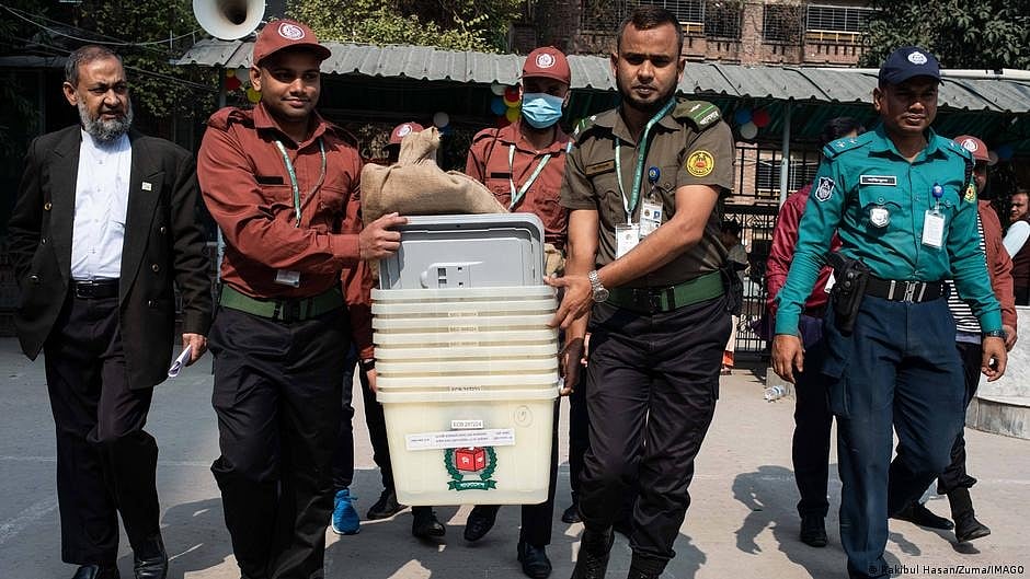 Polling booth security and officials on 7 January in Dhaka, Bangladesh (photo: DW)