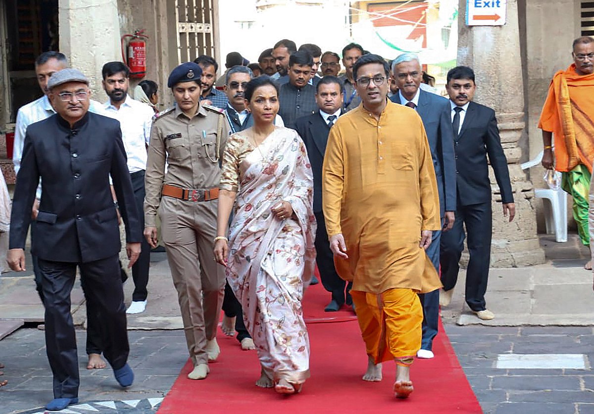 CJI D.Y. Chandrachud at the Dwarkadheesh temple on 6 Jan (photo: social media) 