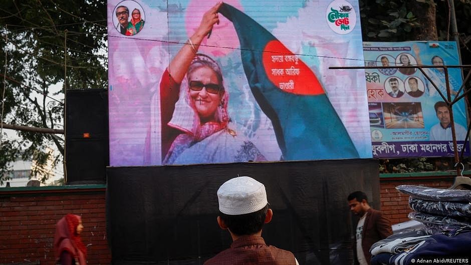 Representative image of a street in Dhaka with an Awami League election campaign poster on a billboard, displaying an image of incumbent prime minister Sheikh Hasina holding a Bangladeshi flag (photo: DW)