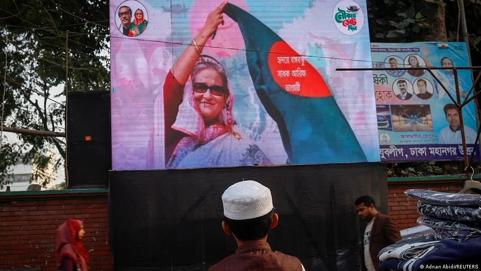 Representative image of a street in Dhaka with an Awami League election campaign poster on a billboard, displaying an image of incumbent prime minister Sheikh Hasina holding a Bangladeshi flag (photo: DW)