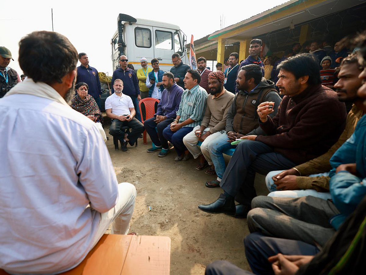 Rahul Gandhi meets with truck drivers during his padayatra in the Bihar leg of the Bharat Jodo Nyay Yatra (photo courtesy @bharatjodo/X)