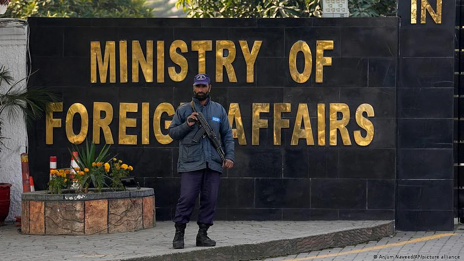 Pakistan says it is ready to work with Iran on 'all issues'