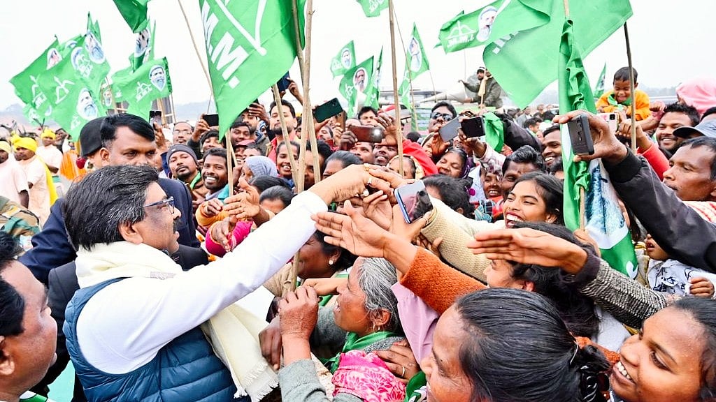 Hemant Soren meets supporters (photo: @HemantSorenJMM/X)