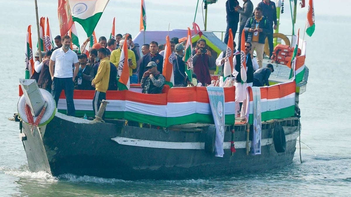Congress MP Rahul Gandhi using a boat to cross the Brahmaputra in Assam on 19 January (photo: www.bharatjodonyayyatra.com)
