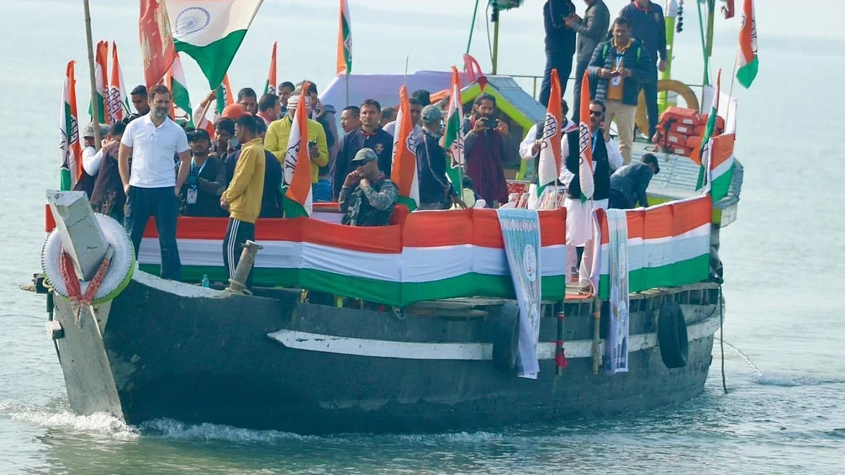 Congress MP Rahul Gandhi using a boat to cross the Brahmaputra in Assam on 19 January (photo: www.bharatjodonyayyatra.com)
