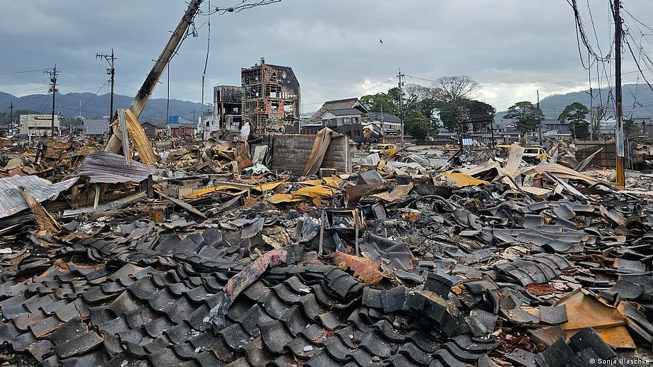 A large swath of land in Wajima was reduced to nothing but charcoal, molten plastic and metal after a massive fire raged through the famous morning market. (photo: DW)