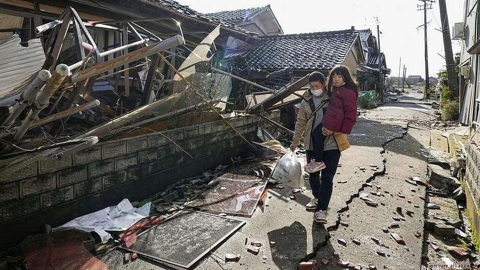Japan quake: Hopes fade as survival window closes