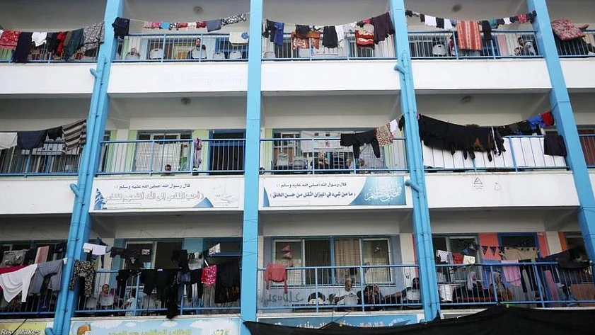 Half of the Palestinians displaced this week have found shelter in UNRWA buildings (photo: Ashraf Amra/AA/picture alliance via DW)