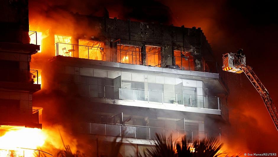 Mumbai: Fire erupts at 17-storey building in Pali Hill area