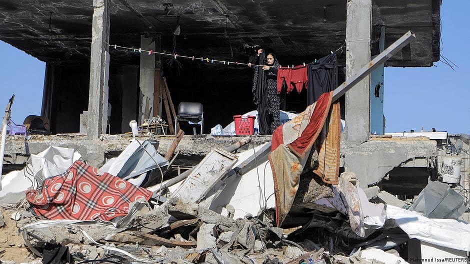 Much of Gaza is now rubble, as pictured, with refugees living in makeshift, inadequate shelters (photo: DW)