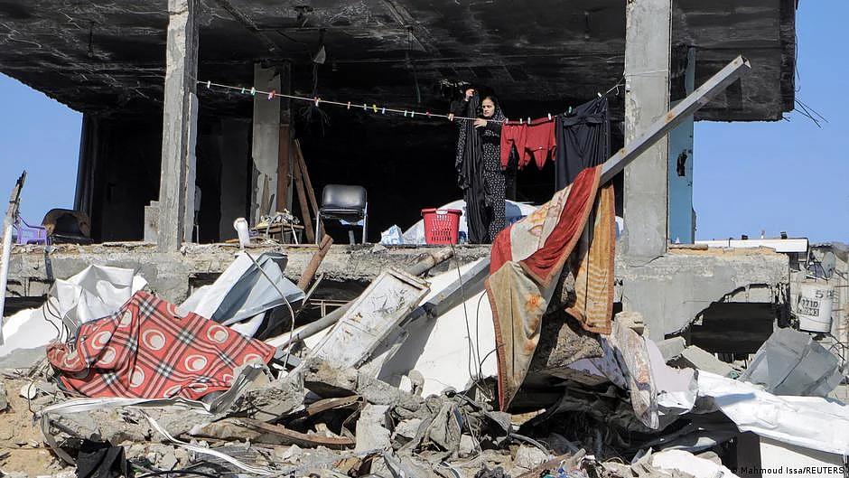 Much of Gaza is now rubble, as pictured, with refugees living in makeshift, inadequate shelters (photo: DW)