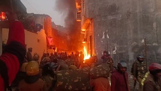 A violent clash erupted in Haldwani, Uttarakhand after the demolition of a mazar and madrasa (screen grab from @Jesvinquotes/X)